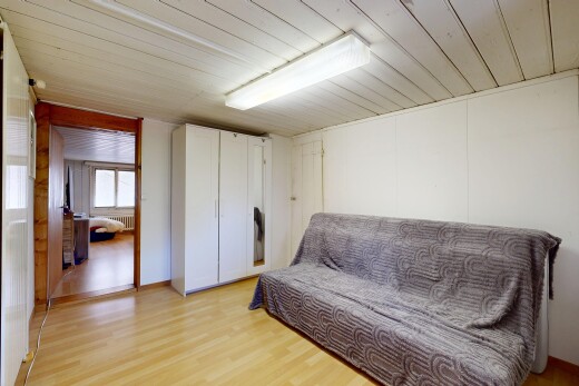 zimmer / schlafzimmer mit natural light, natürliches licht, wood finish floor, holzfußboden, und inside property