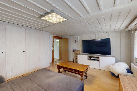 wohnzimmer mit wood finish floor, holzfußboden, fernseher, wood wall, und holzwand