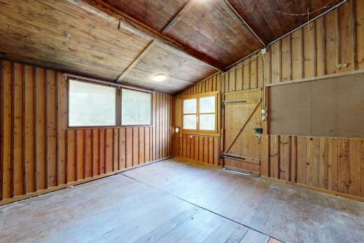 leerer raum mit natürliches licht, natural light, dachschräge, vaulted ceiling, und inside property