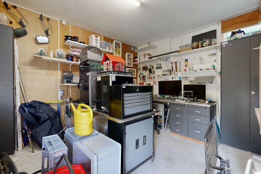 küche mit inside property, betonboden, concrete floor, und fernseher