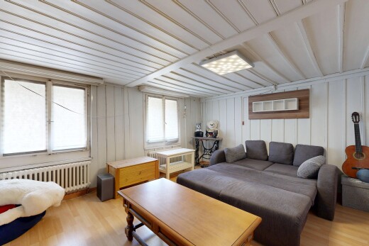 wohnzimmer mit kühler, holzfußboden, wood finish floor, inside property, und natürliches licht