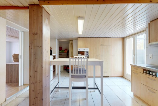 küche mit hellbraune schränke, light brown cabinets, light floor, light countertops, und inside property