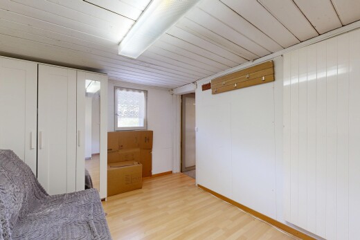 zimmer / schlafzimmer mit niedrige decke, low ceiling, holzfußboden, wood finish floor, und kleiderschrank