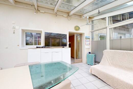 wohnzimmer mit fernseher, drywall, gipskartonwand, tile floor, und fliesenboden