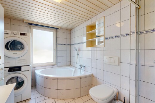 bad mit komplettes badezimmer, waschturm, bad, fliesenwand, und tile wall