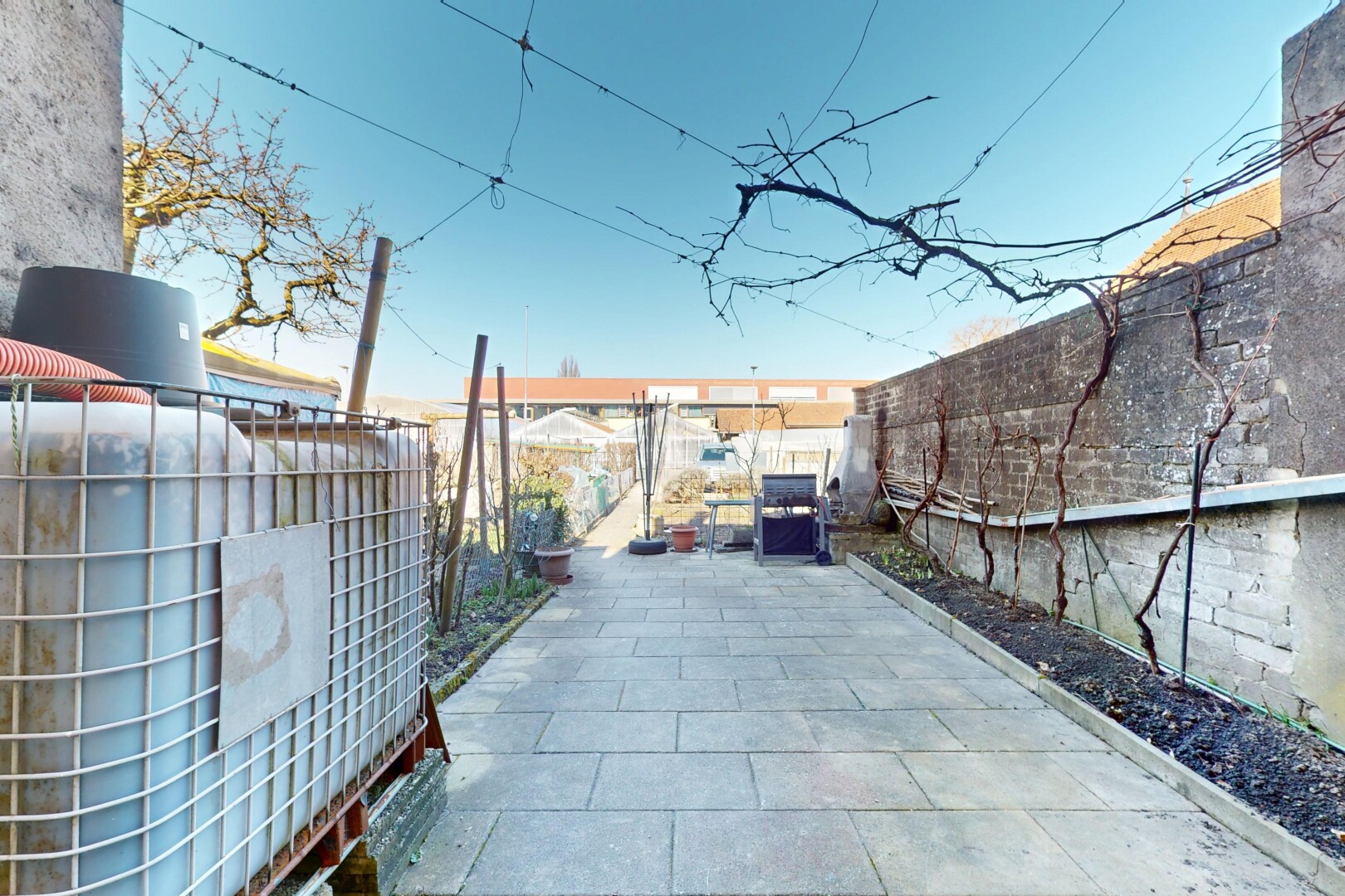 terrasse avec terrasse et clôture