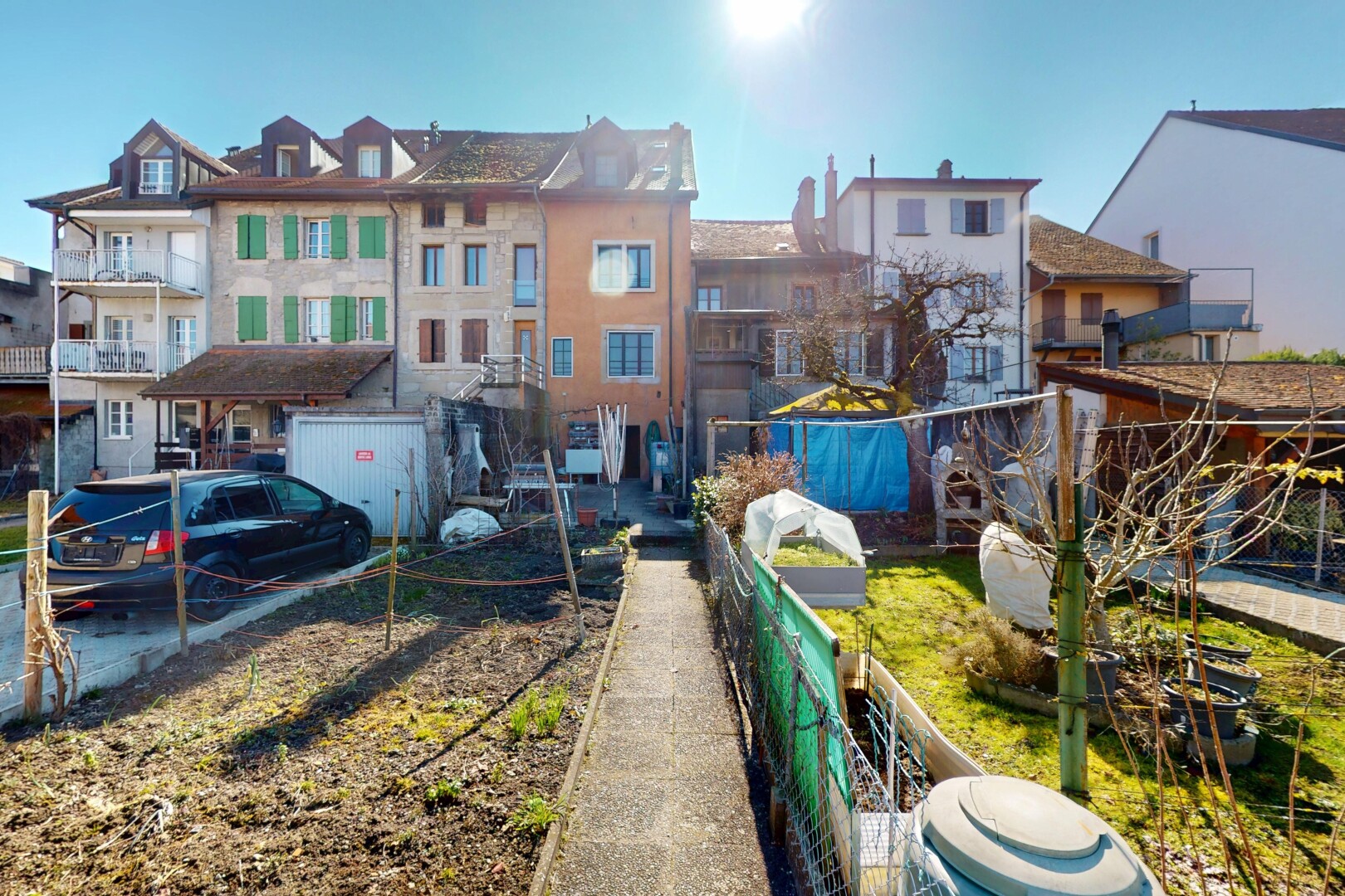extérieur du bâtiment avec clôture