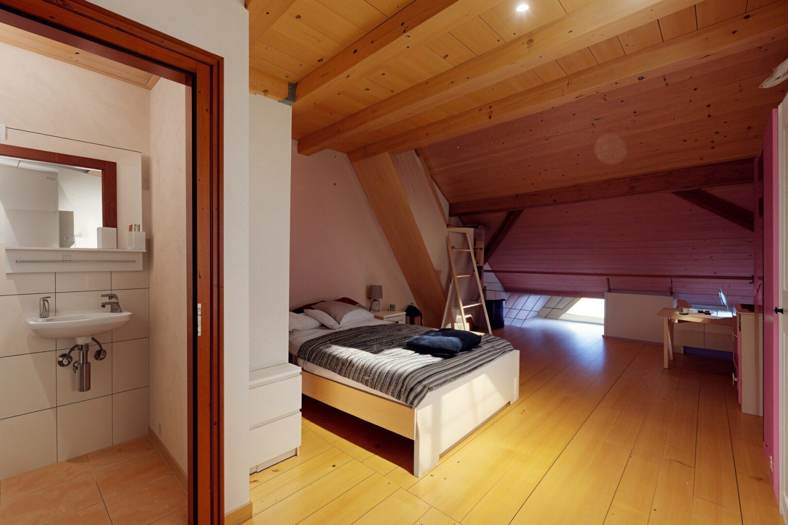 chambre avec cloison sèche, plafond en bois, plafond à poutres, et sol en finition bois