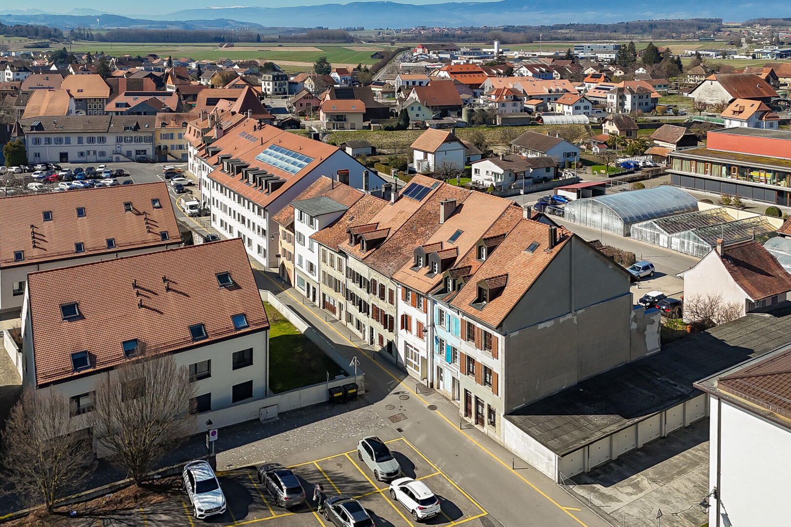 extérieur du bâtiment avec parking