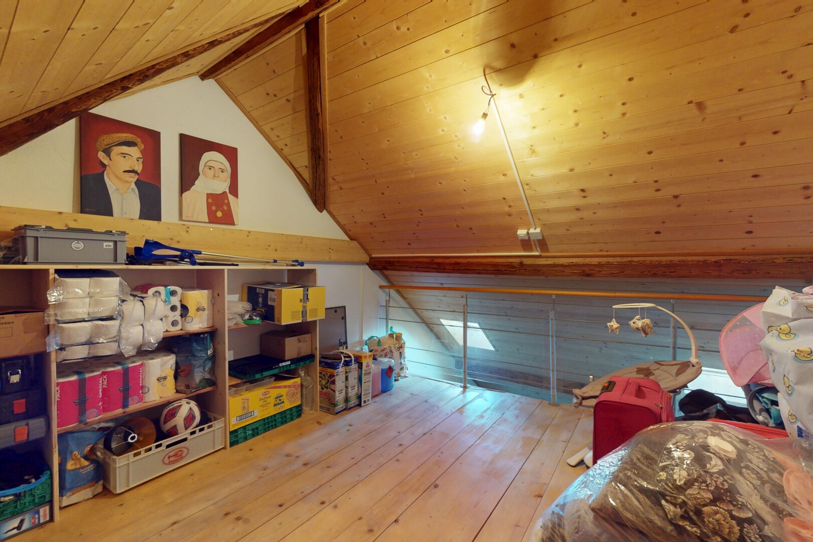 chambre avec pièce supplémentaire, plafond voûté, plafond en bois, et sol en finition bois