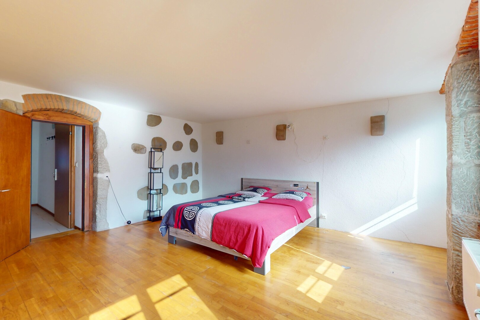 chambre avec cloison sèche et sol en finition bois