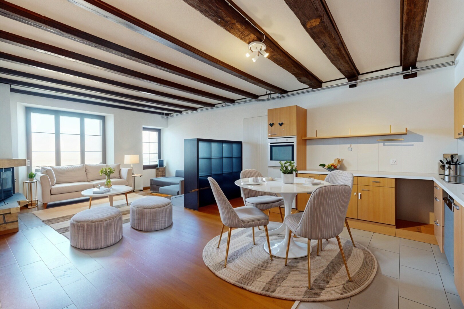 salon / salle à manger avec lumière naturelle, plafond à poutres, et cloison sèche