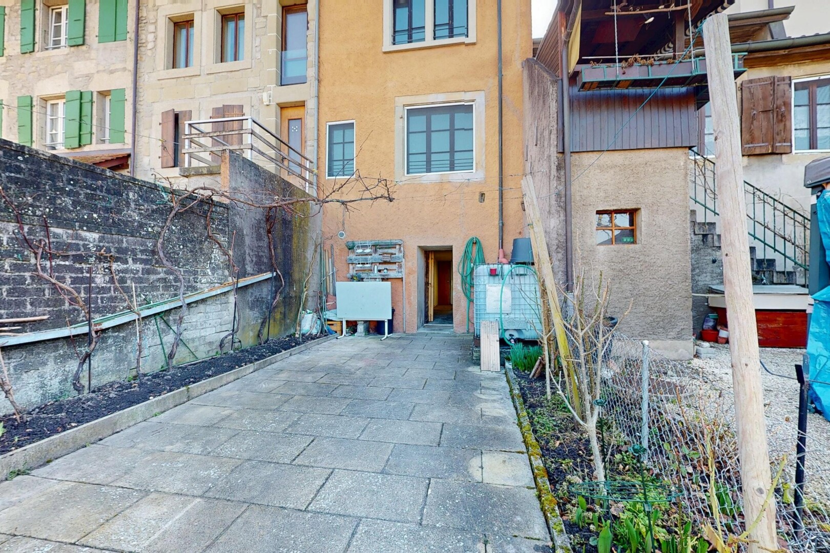 extérieur du bâtiment avec clôture