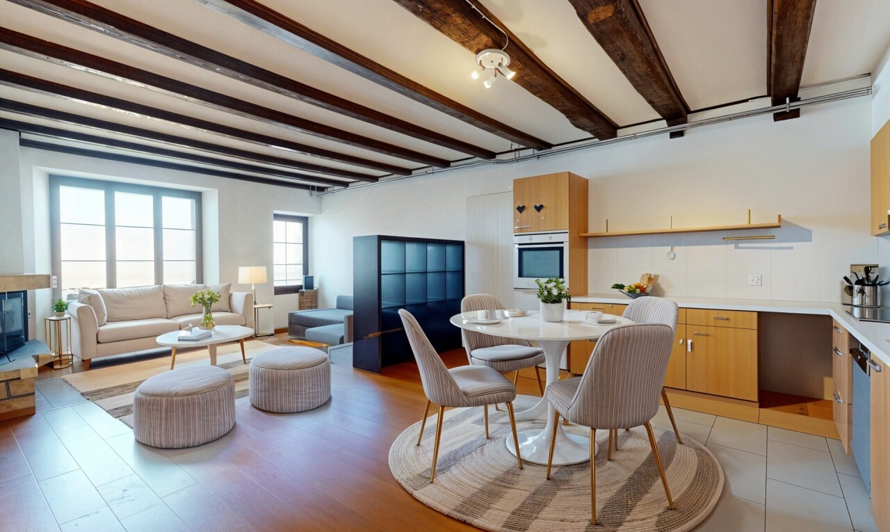 salon / salle à manger avec lumière naturelle, plafond à poutres, et cloison sèche