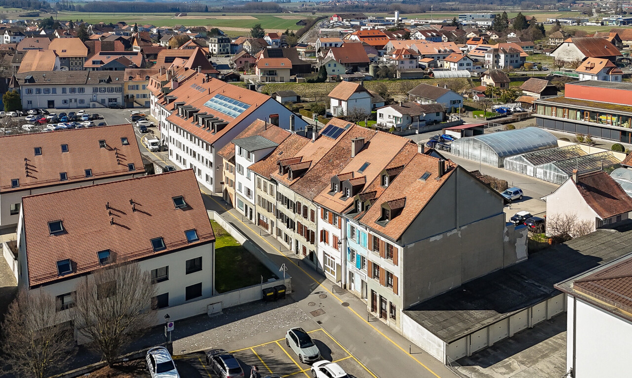 extérieur du bâtiment avec parking
