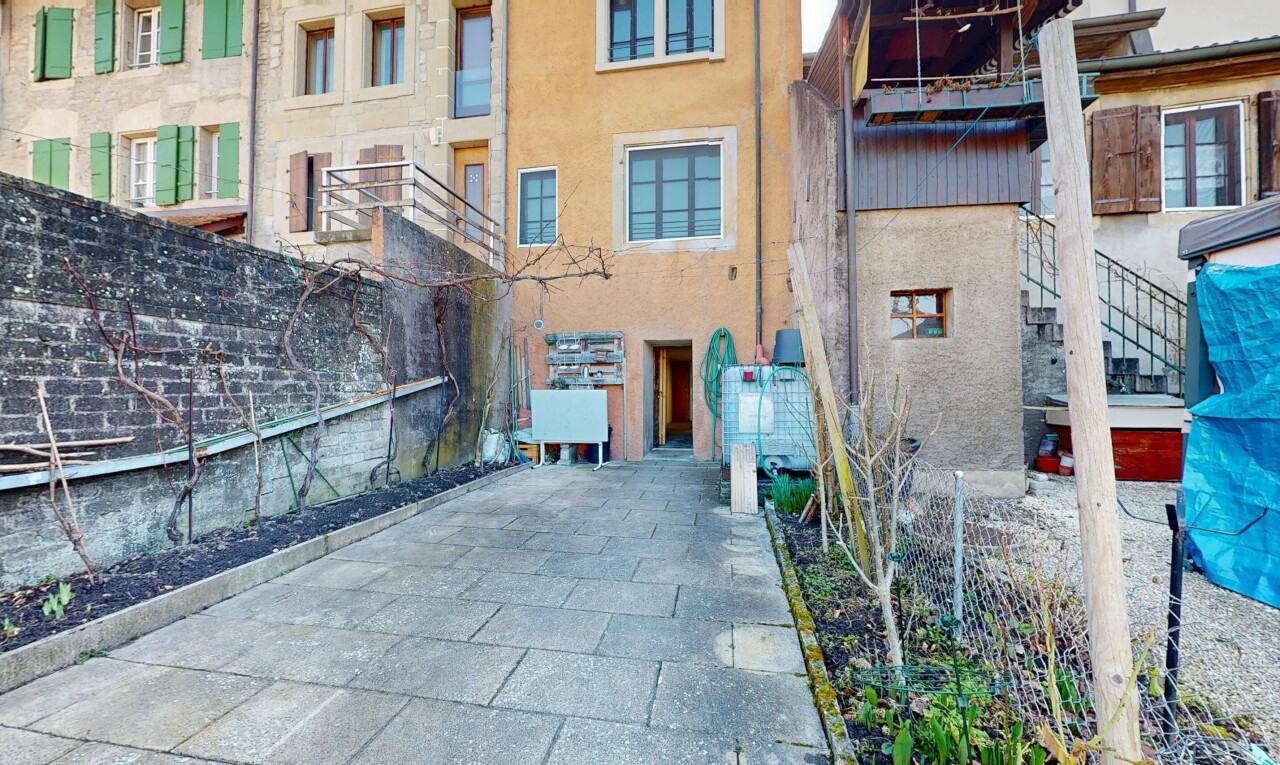 extérieur du bâtiment avec clôture