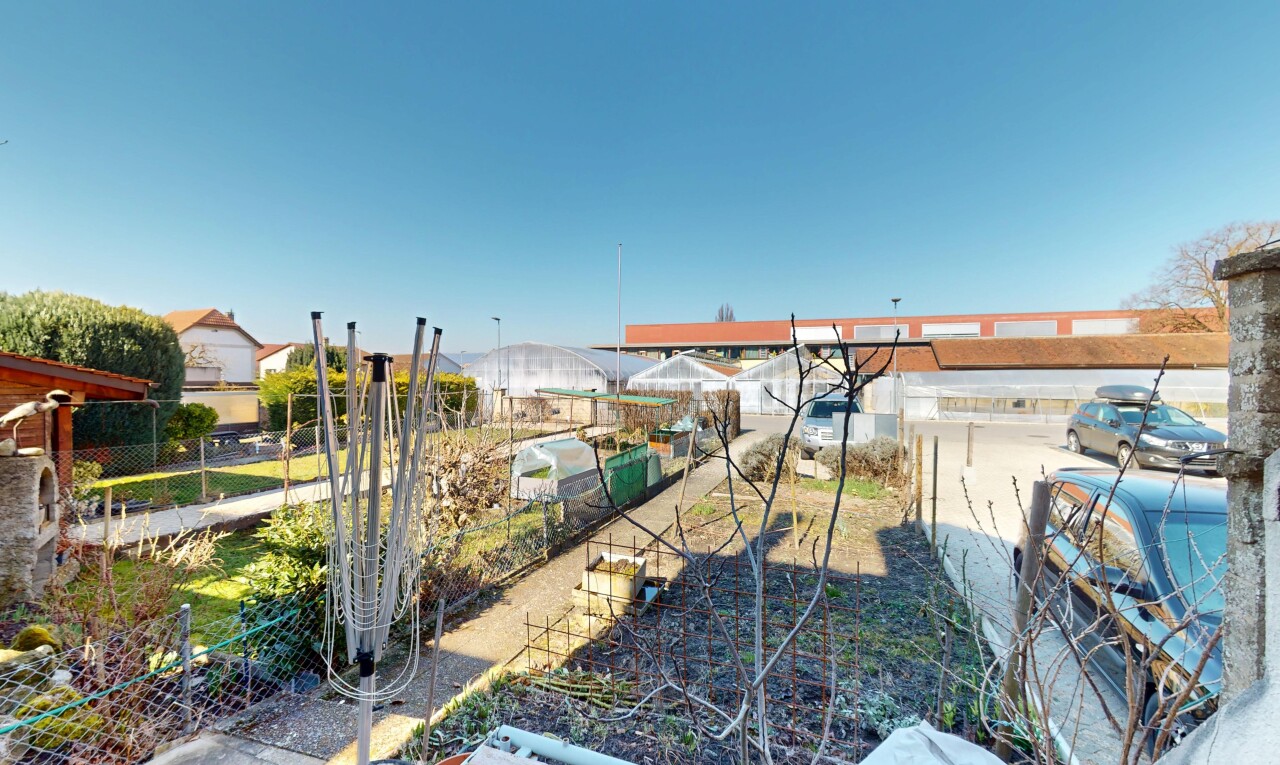 extérieur du bâtiment avec clôture