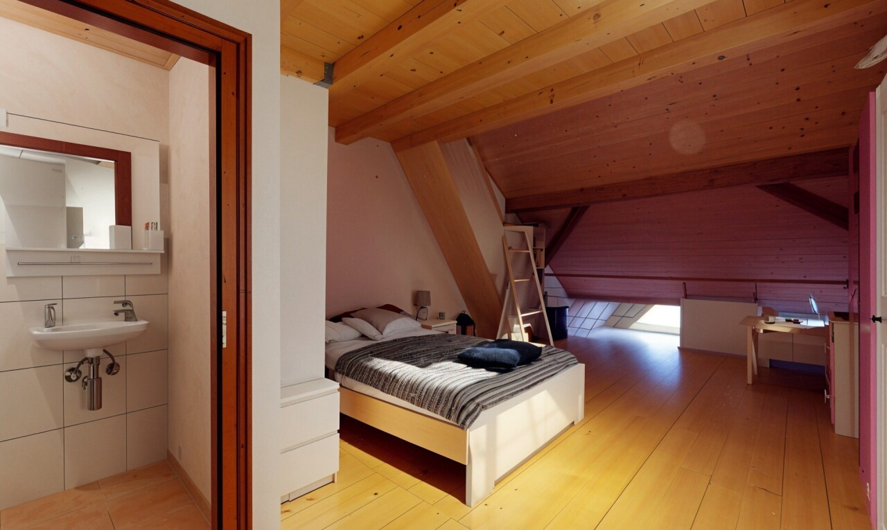 chambre avec cloison sèche, plafond en bois, plafond à poutres, et sol en finition bois