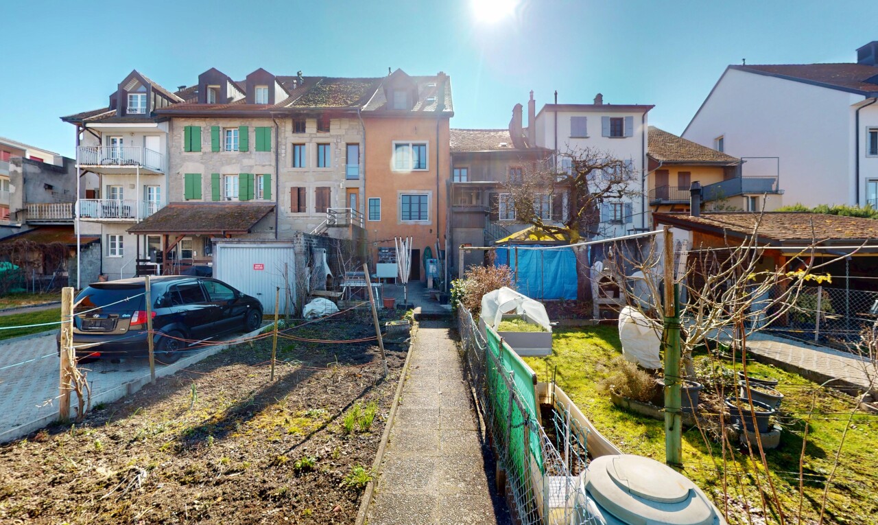 extérieur du bâtiment avec clôture