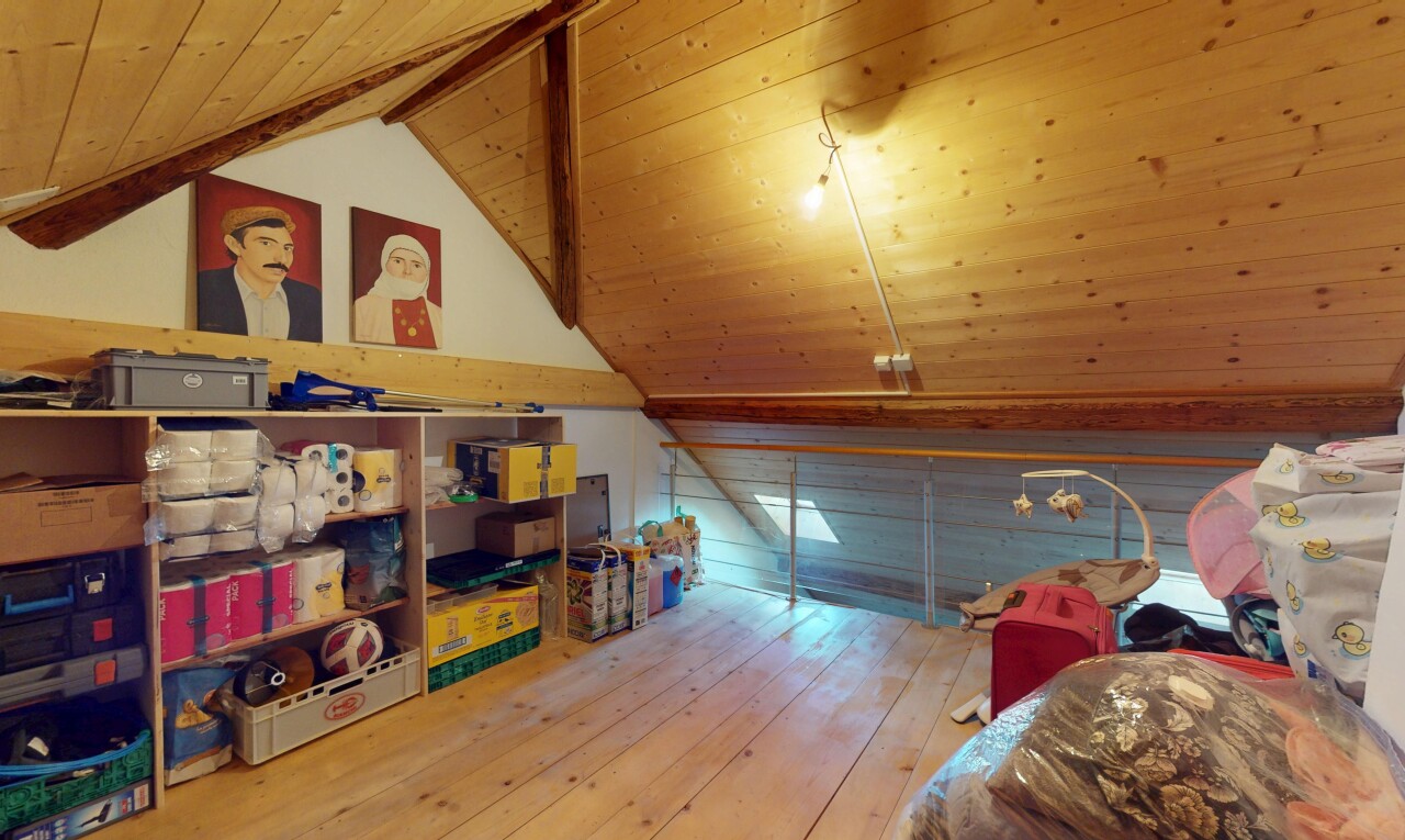 chambre avec pièce supplémentaire, plafond voûté, plafond en bois, et sol en finition bois
