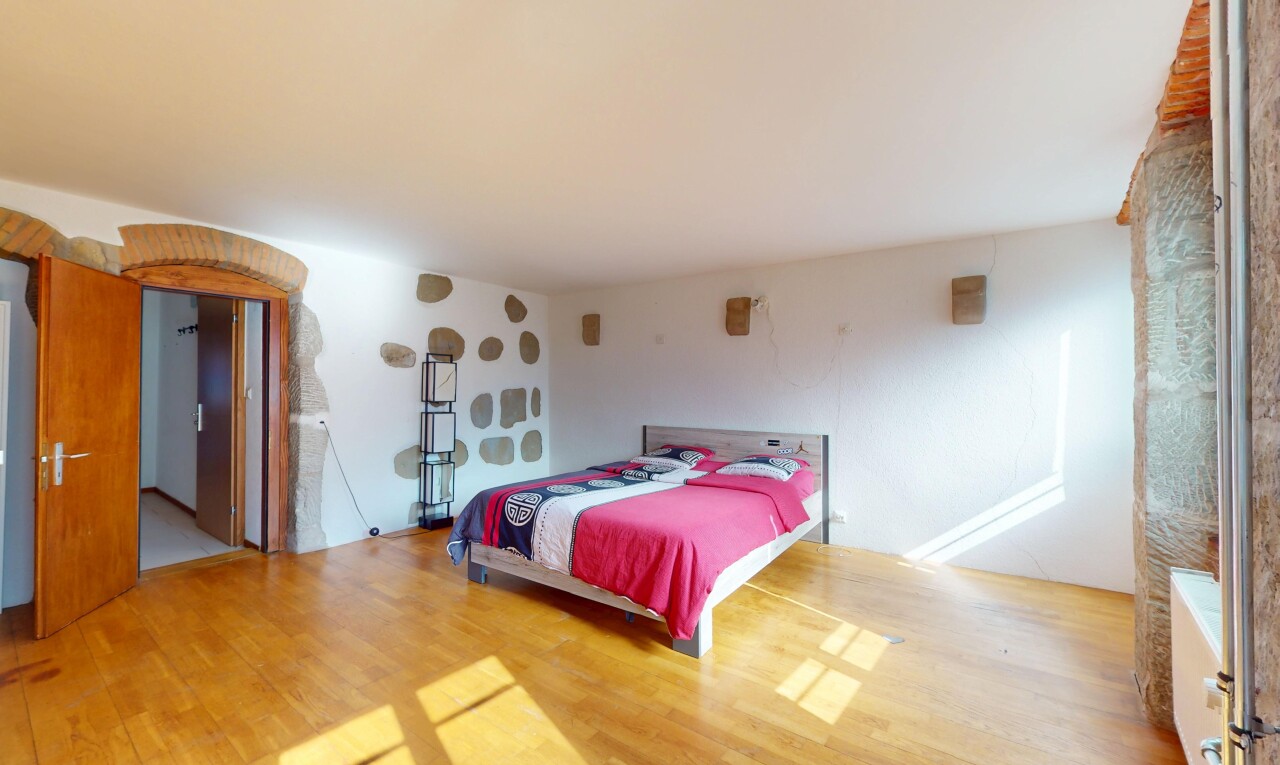 chambre avec cloison sèche et sol en finition bois