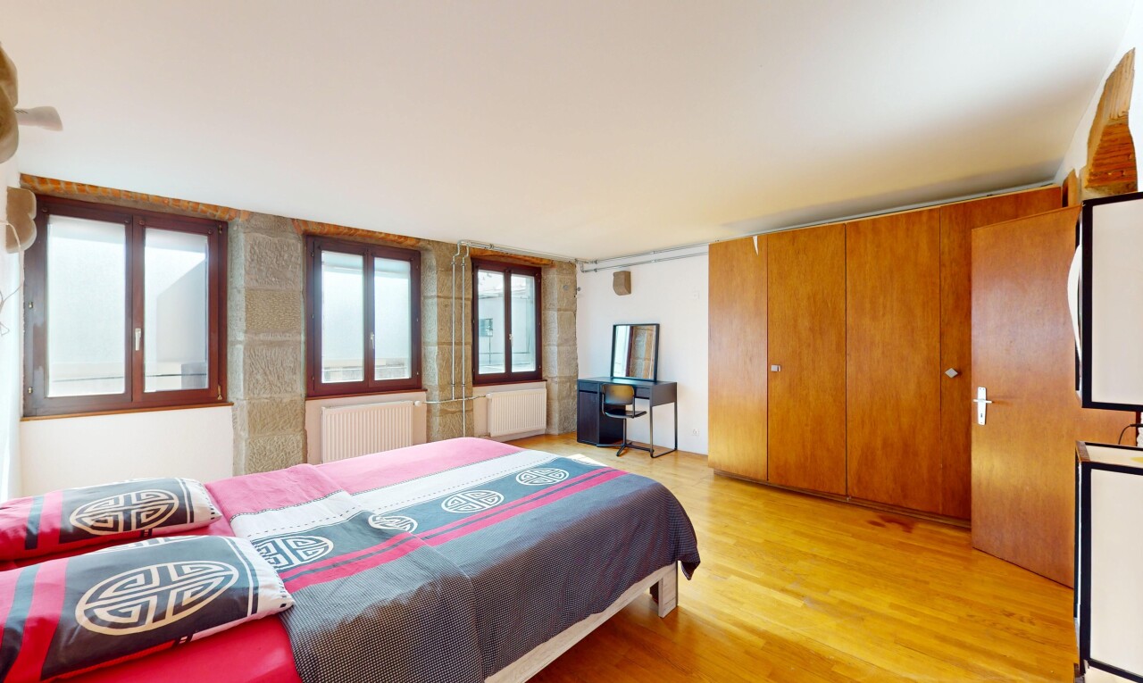 chambre avec radiateur, lumière naturelle, cloison sèche, et sol en finition bois