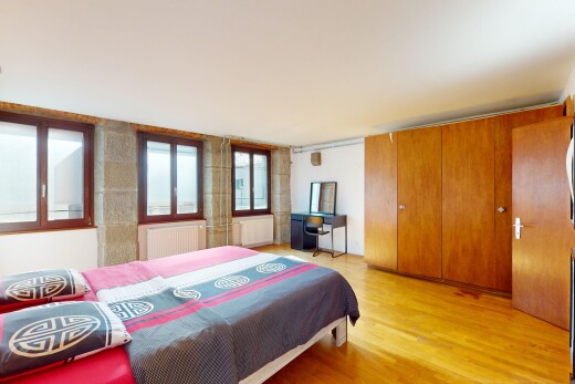 chambre avec radiateur, lumière naturelle, cloison sèche, et sol en finition bois