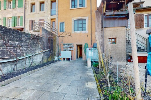 extérieur du bâtiment avec clôture