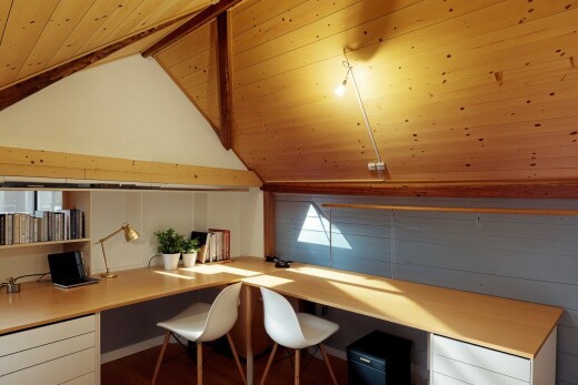 bureau avec plafond en bois, plafond voûté, bureau intégré, espace bureau, et plafond à poutres