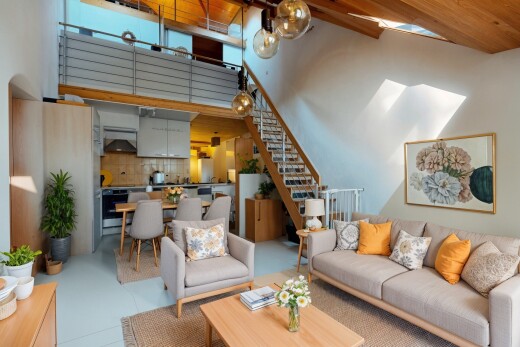 salon / salle à manger avec cloison sèche, escaliers, et plafond haut