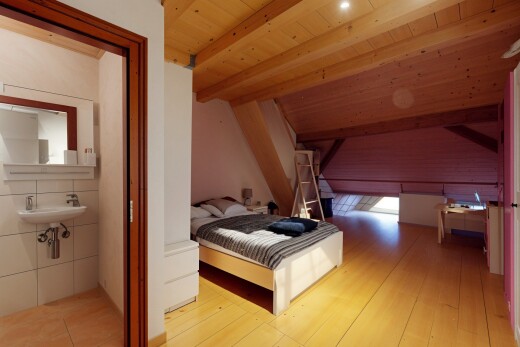 chambre avec cloison sèche, plafond en bois, plafond à poutres, et sol en finition bois