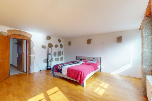 chambre avec cloison sèche et sol en finition bois