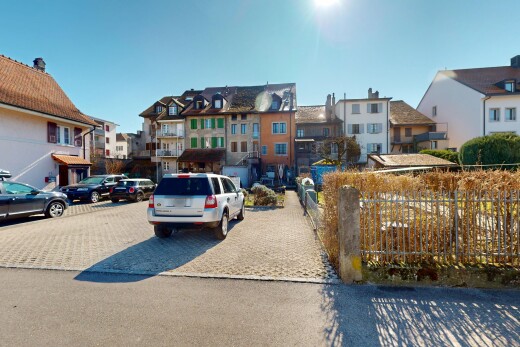 extérieur du bâtiment avec clôture, vue résidentielle, et aire de stationnement