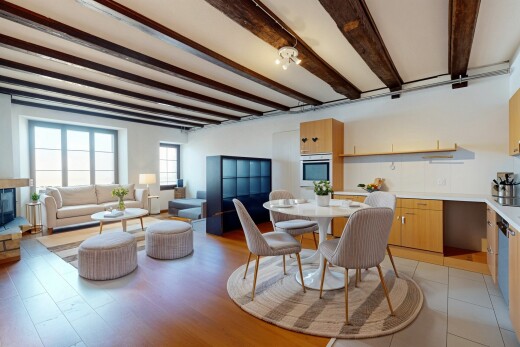 salon / salle à manger avec lumière naturelle, plafond à poutres, et cloison sèche