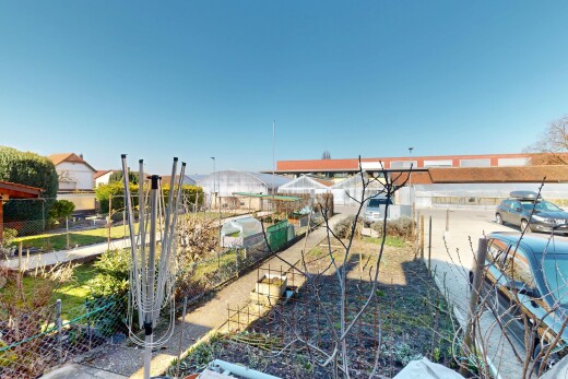 extérieur du bâtiment avec clôture