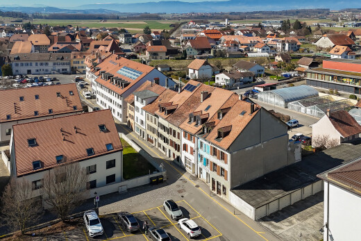 extérieur du bâtiment avec parking