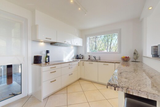 küche mit gipskartonwand, natürliches licht, küchentheke, fliesenboden, und stein arbeitsplatten