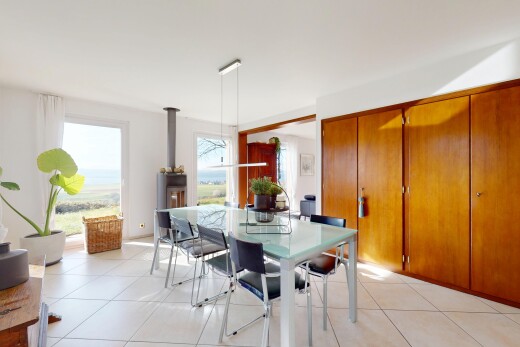 esszimmer mit fliesenboden, gipskartonwand, und natürliches licht