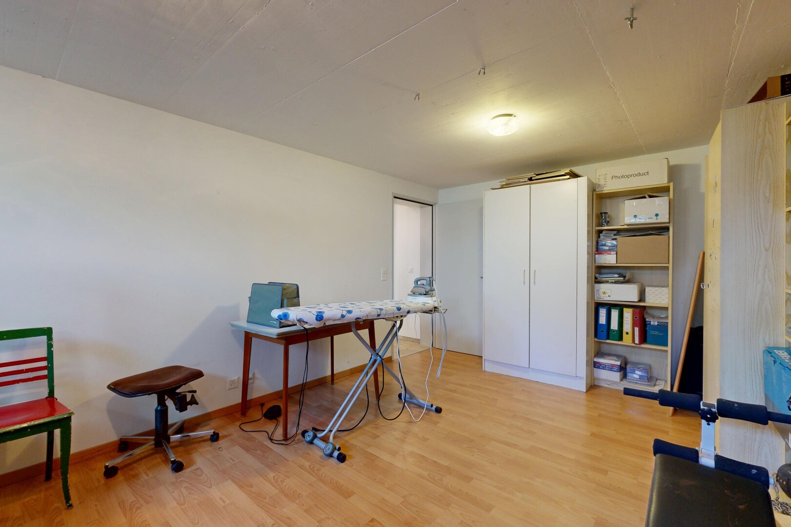 bureau avec sol en finition bois, wood finish floor, cloison sèche, drywall, et light floor