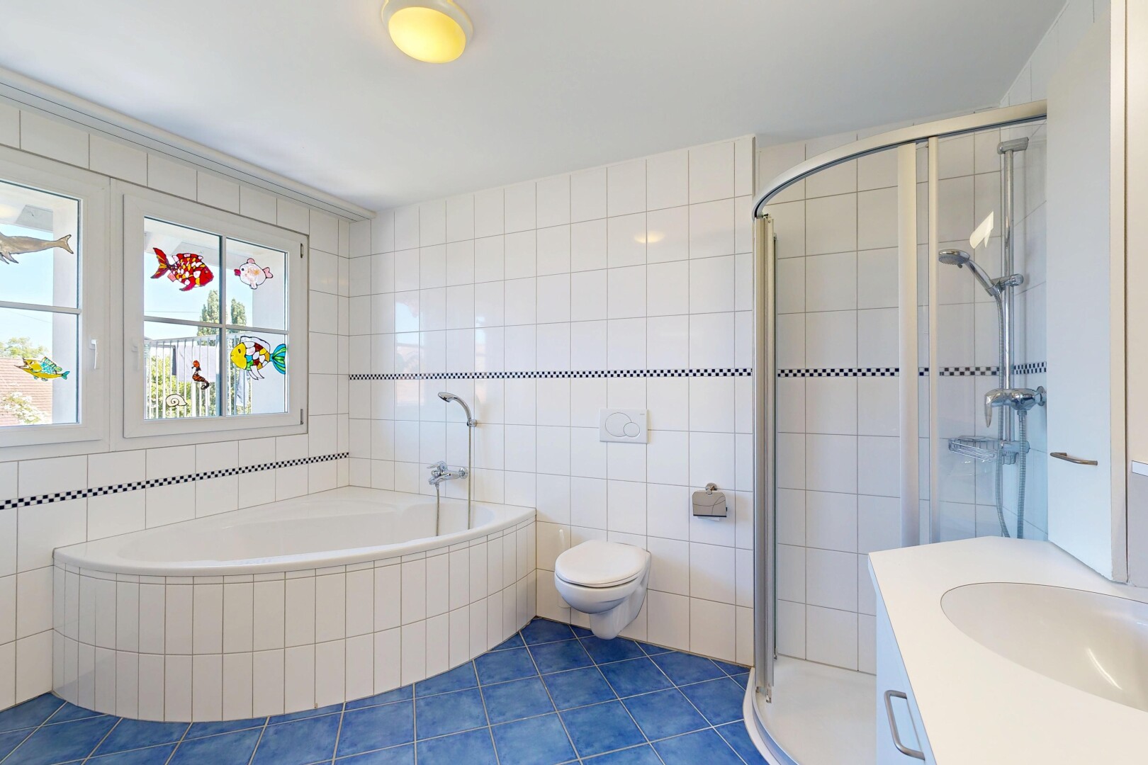 salle de bains avec mur en carrelage, tile wall, salle de bain complète, douche, et bain