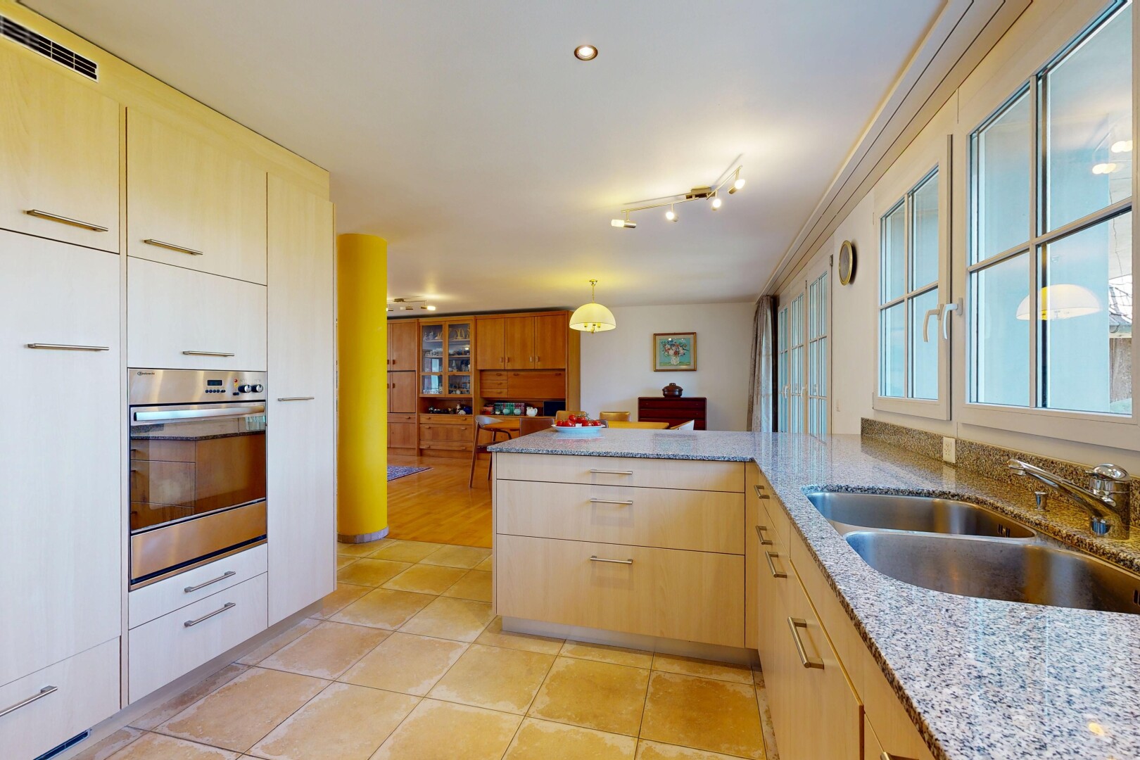 cuisine avec armoires marron clair, light brown cabinets, péninsule de cuisine, kitchen peninsula, et évier