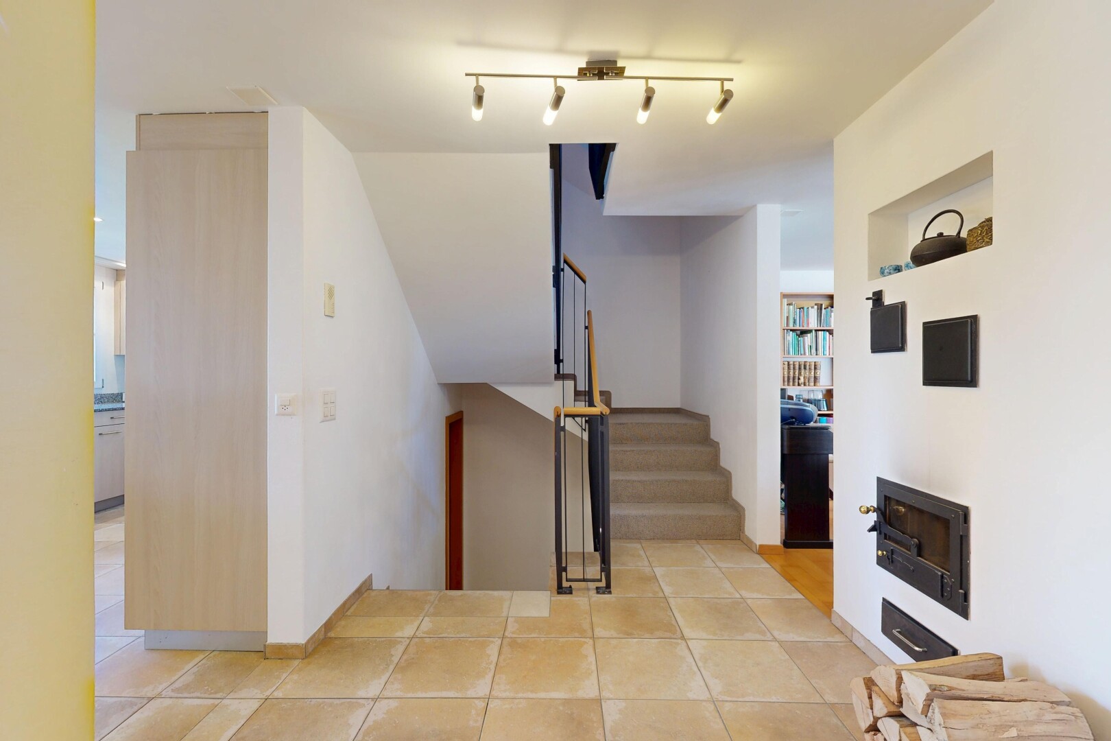 escaliers avec escaliers, inside property, cloison sèche, drywall, et sol en carrelage