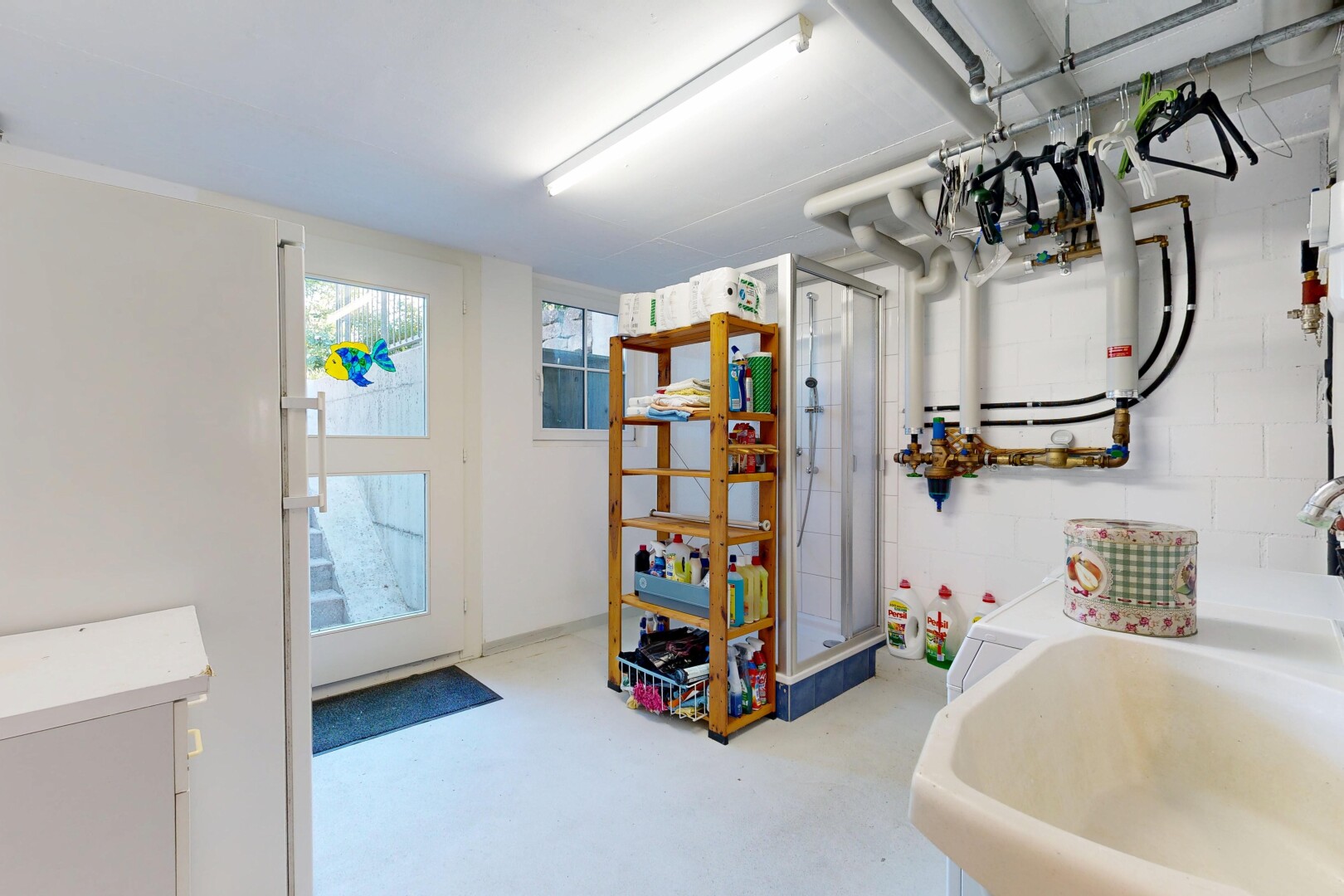 salle de bains avec douche, inside property, light floor, drywall, et cloison sèche
