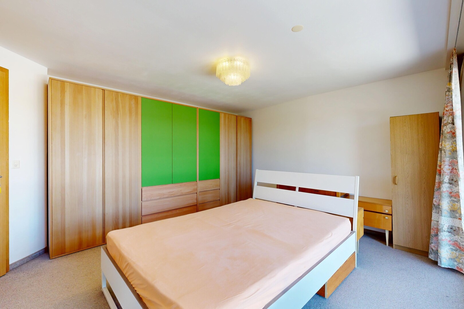 chambre avec cloison sèche, drywall, moquette, carpet, et inside community