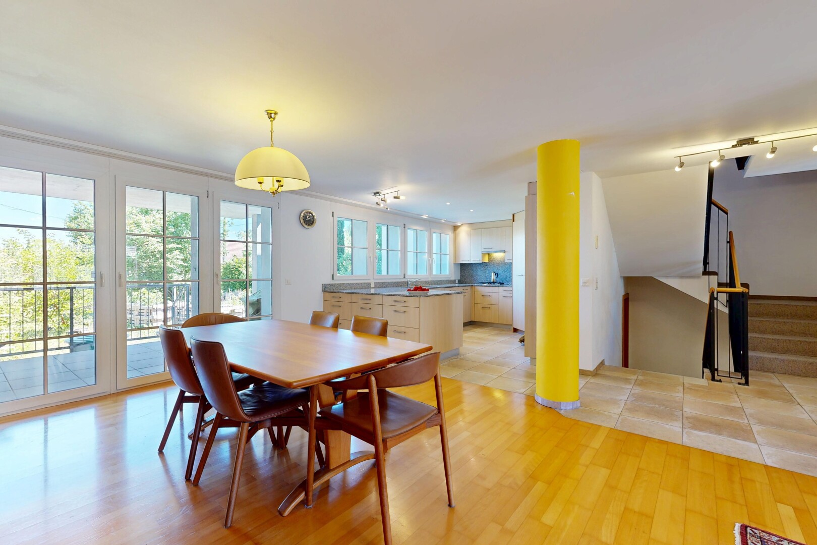 salle à manger avec inside property, sol en finition bois, wood finish floor, escaliers, et light floor