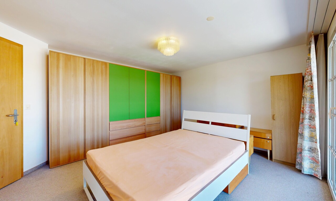 chambre avec cloison sèche, drywall, moquette, carpet, et inside community