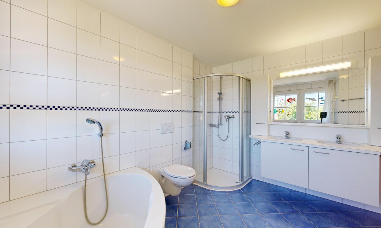salle de bains avec bain, mur en carrelage, tile wall, salle de bain complète, et douche