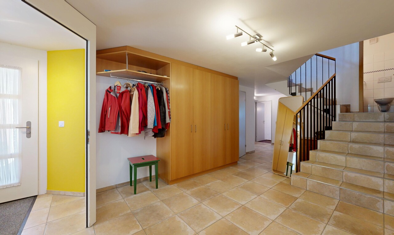 dressing avec light floor, sol en carrelage, et tile floor
