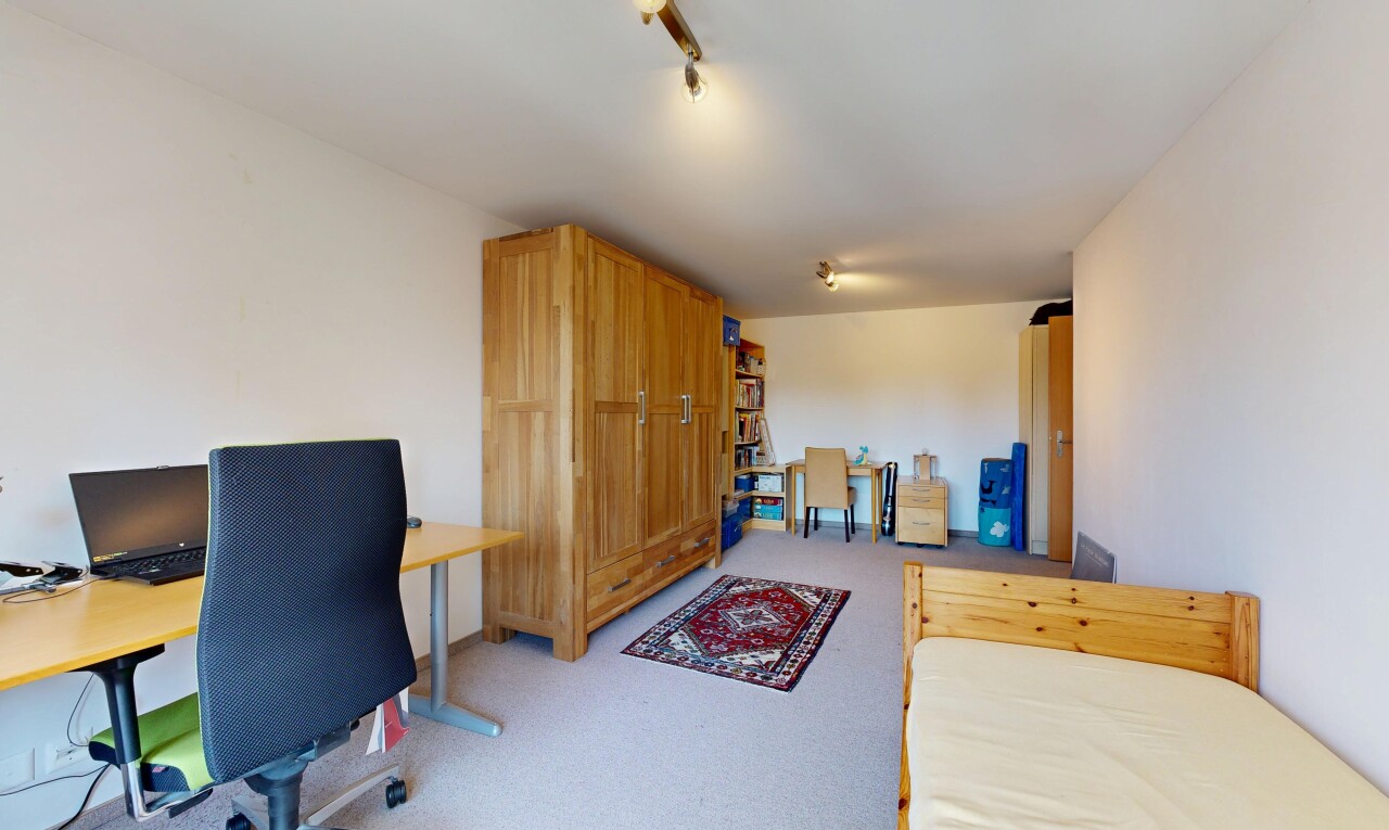 chambre avec drywall, cloison sèche, espace bureau, inside property, et carpet