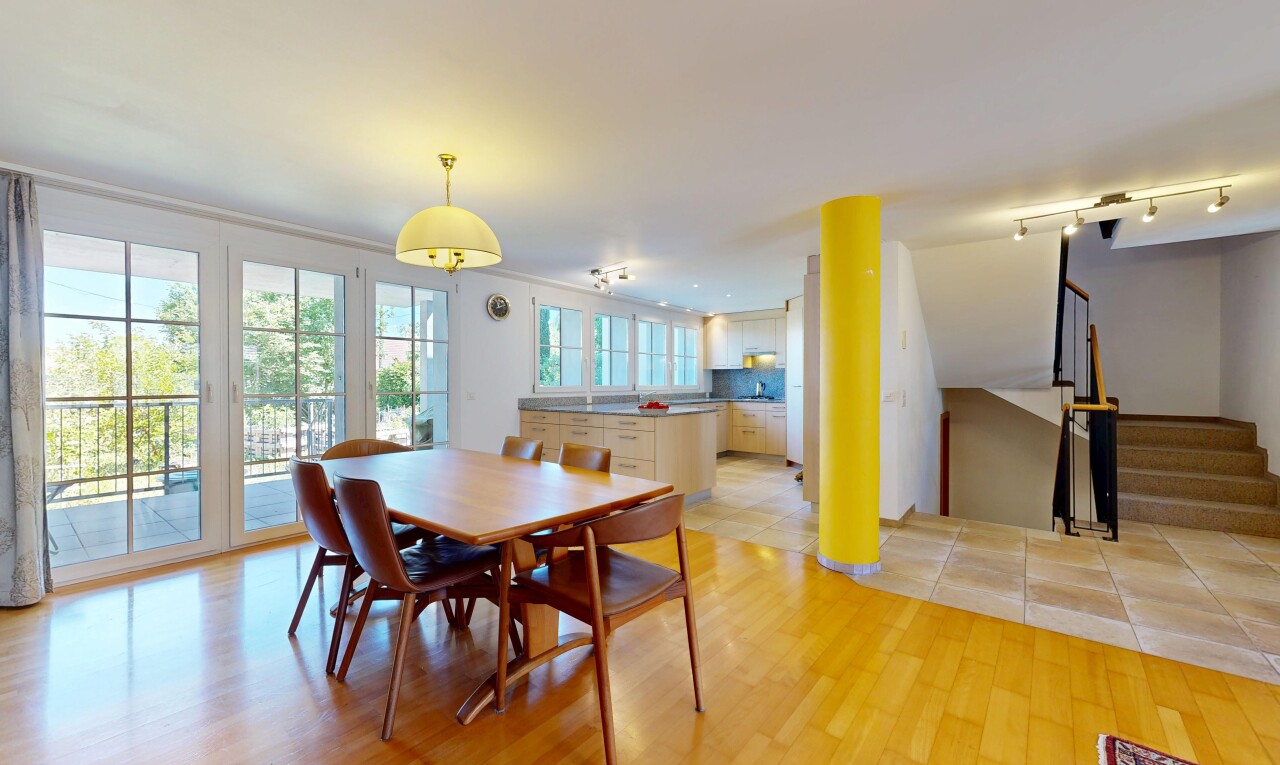 salle à manger avec inside property, sol en finition bois, wood finish floor, escaliers, et light floor